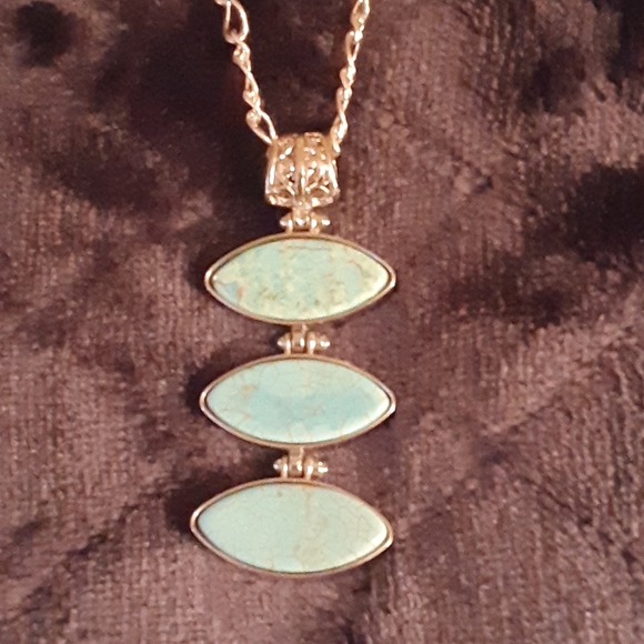 Beautiful necklace - Picture 2 of 3